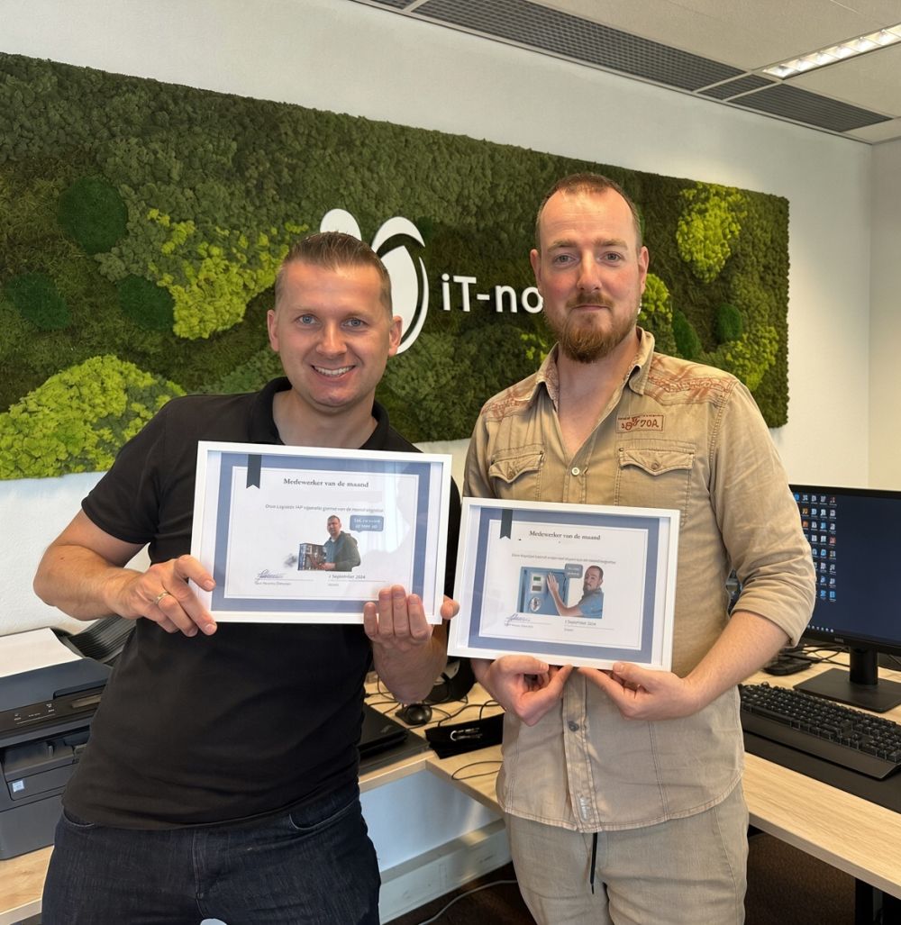 Collega's met hun medewerker-van-de-maand-certificaat op kantoor