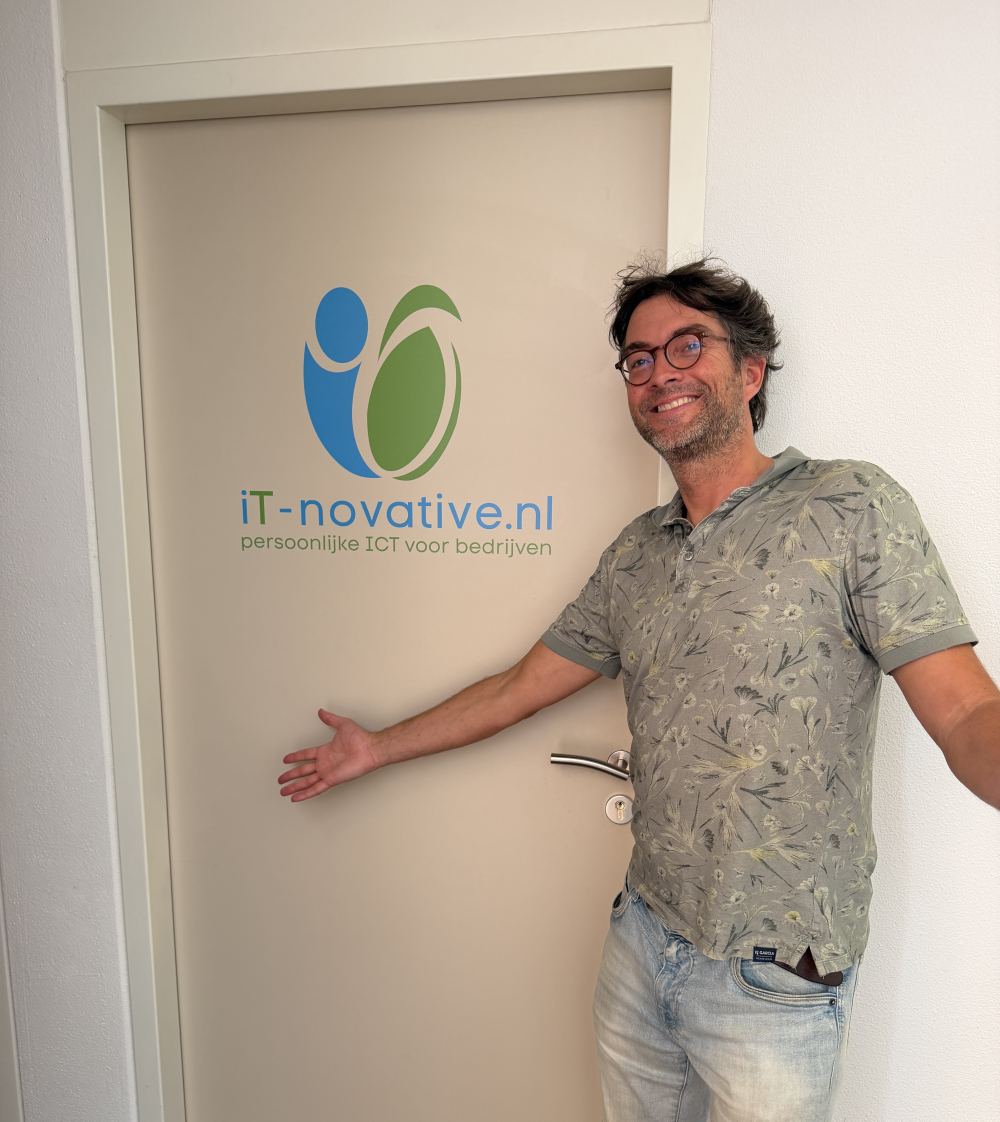 Een collega heet je welkom bij ons op kantoor