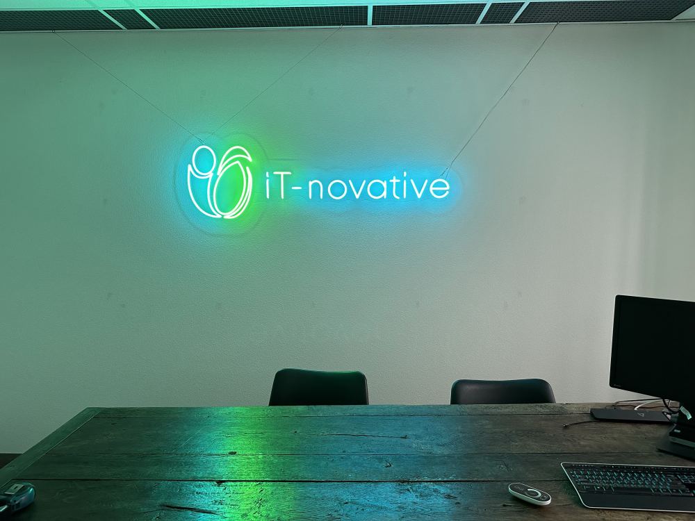 Vergaderruimte met het iT-novative-logo in neon